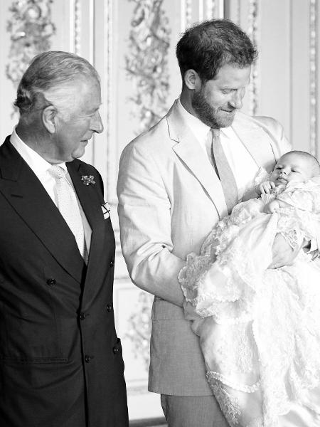 Príncipe Charles, Príncipe Harry e Archie - Reprodução/Twitter