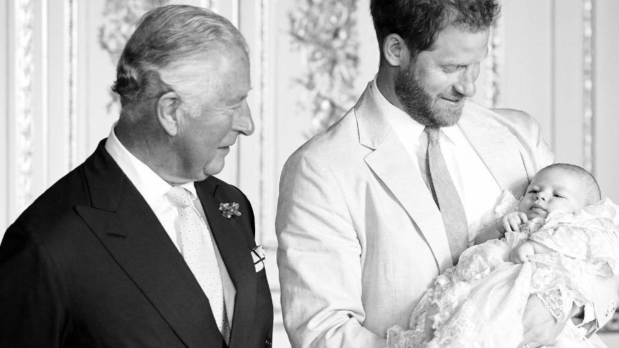 Rei Charles 3º ao lado do príncipe Harry e do neto Archie - Reprodução/Twitter