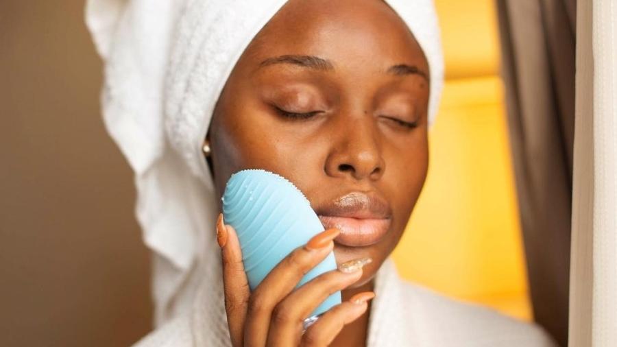 Escovas faciais potencializam a limpeza e a renovação celular - Reprodução/Instagram @prettyfaze
