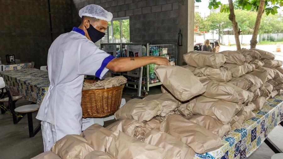 A ação produz e distribui cerca de 14 mil pães e 500 quentinhas por dia para necessitados - Divulgação