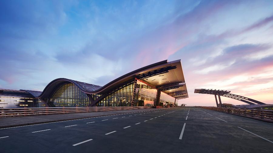 O aeroporto, que serve a capital do Qatar, tem forma que lembra ondas
