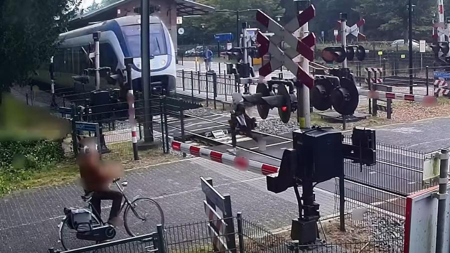 Mulher quase é atropelada por trem na Holanda - Reprodução