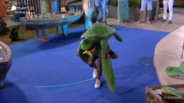 A Fazenda 2021: Dynho brinca com tartaruga na festa - Reprodução/Playplus