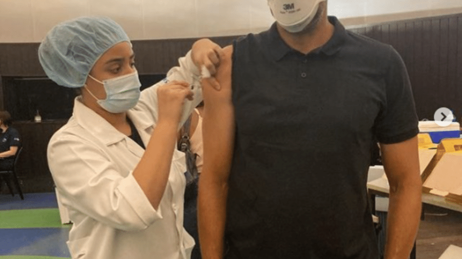 Tadeu Schmidt toma 3ª dose de vacina contra covid-19 - Reprodução/Instagram