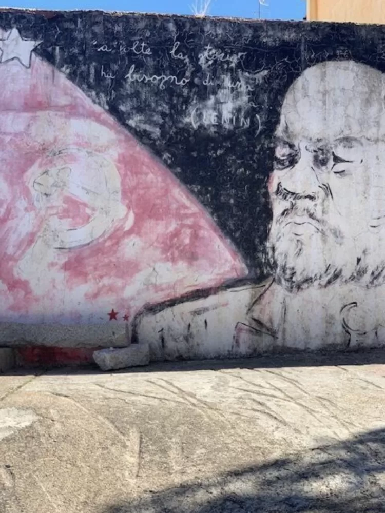 O revolucionário soviético Vladimir Ilitch Ulianov Lênin (1870-1924) dá nome a uma rua e é tema de um mural em Lula, na Sardenha (Itália) - Paloma Varón/RFI - Paloma Varón/RFI