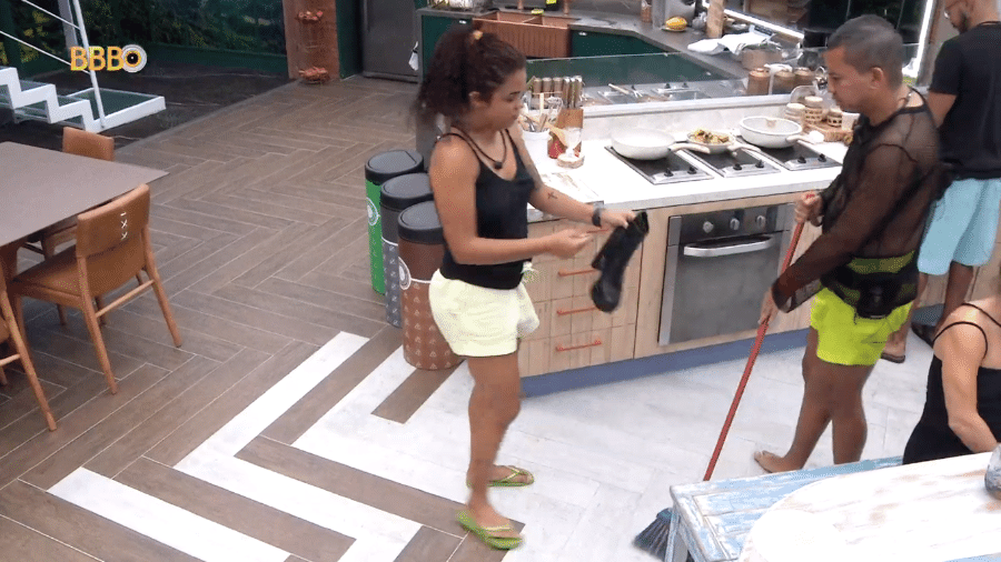 BBB 23 Paula encontra bota em gaveta da cozinha - Reprodução/Globoplay