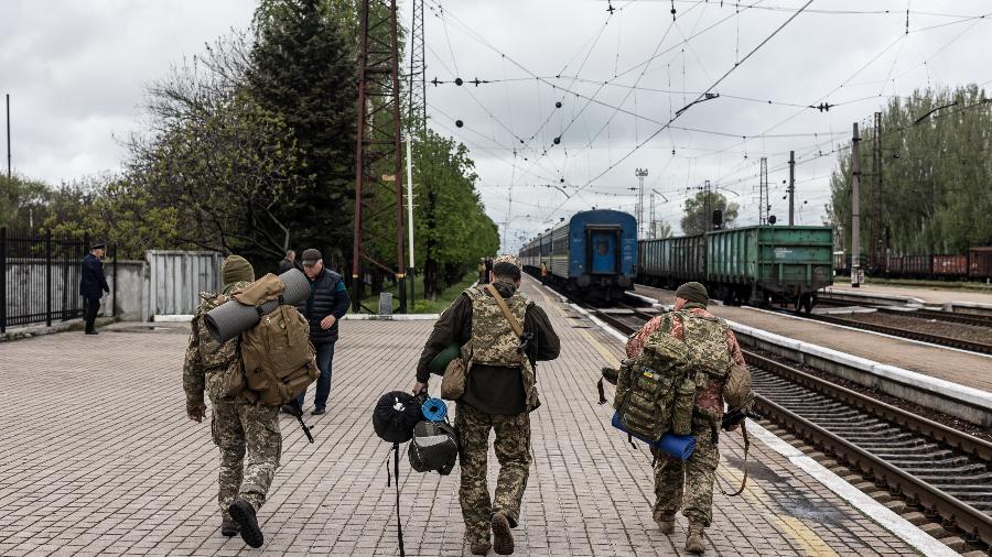 Soldados ucranianos em estação de trem a caminho de Lviv, cidade que brasileiro visitou durante conflitos - Anadolu Agency/Anadolu Agency via Getty Images