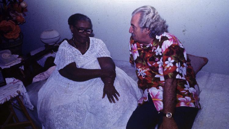 Jorge Amado com a mãe-de-santo Mãe Menininha do Gantois na década de 1970. - Acervo UH/Folhapress - Acervo UH/Folhapress