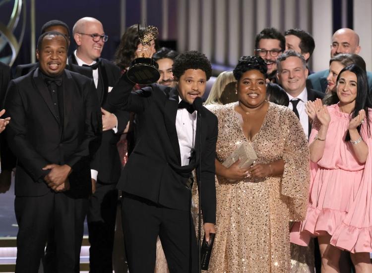 Trevor Noah e equipe com seu prêmio no 75º Emmy Award