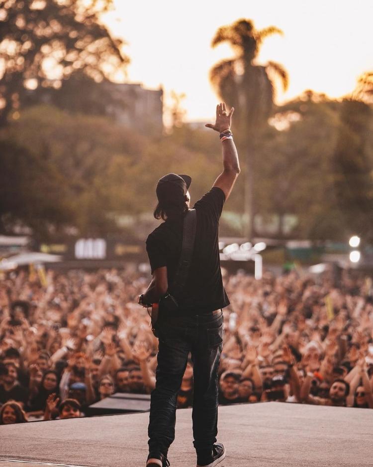 Público aplaude o guitarrista americano Eric Gales, que se apresentou no festival Best of Blues and Rock, no sábado, em São Paulo