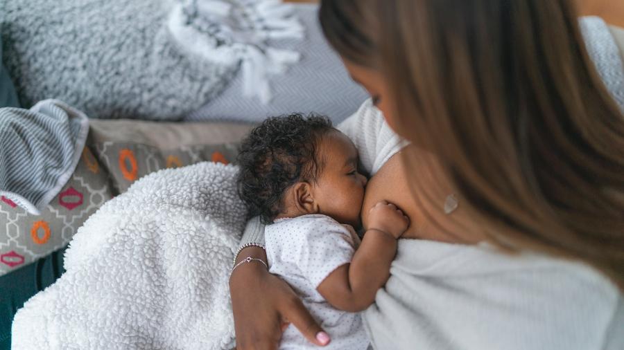 "O bebê não é um robô ou um relógio, ele não mama a cada 3 horas. Ele mama no peito durante o dia e à noite em média dez vezes em 24 horas, podendo ser mais do que isso."