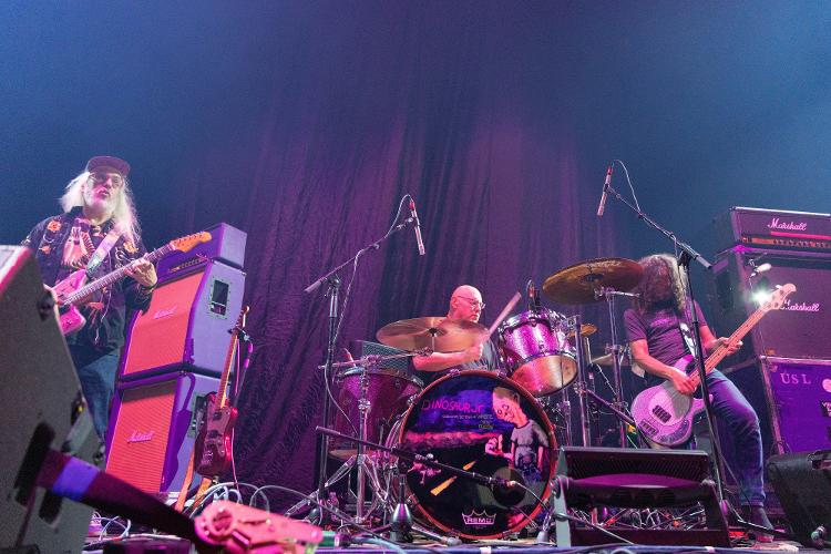 J Mascis, Patrick Murphy e Lou Barlow, da banda americana Dinosaur Jr., em show em Austin, Texas, em setembro de 2024