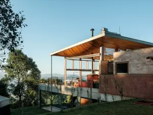 Casa de montanha convida à vista espetacular da Serra da Mantiqueira; veja