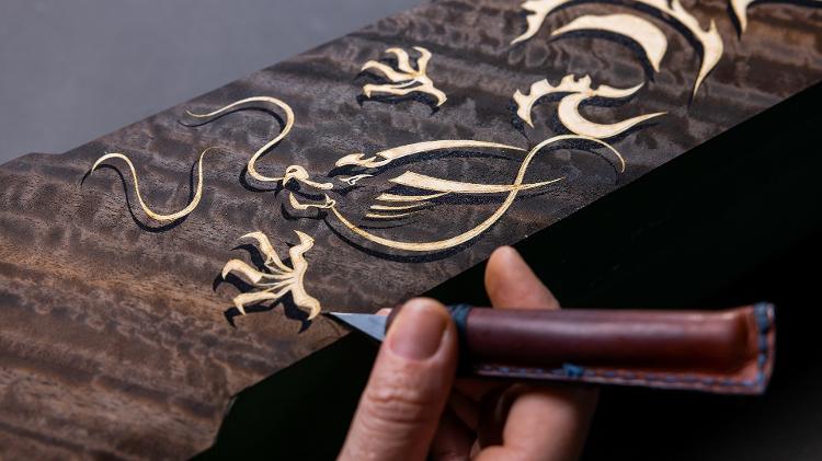 Portas, por exemplo, podem ser ornadas com ilustrações inéditas, preenchidas com ouro Portas, por exemplo, podem ser ornadas com ilustrações inéditas, preenchidas com ouro