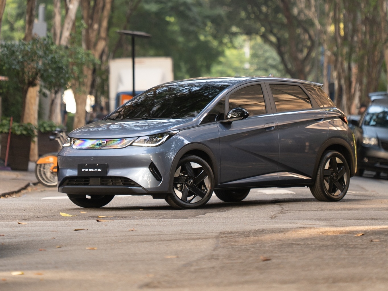 BYD lança Dolphin com novo visual, 177 cv e sem tela giratória; preço