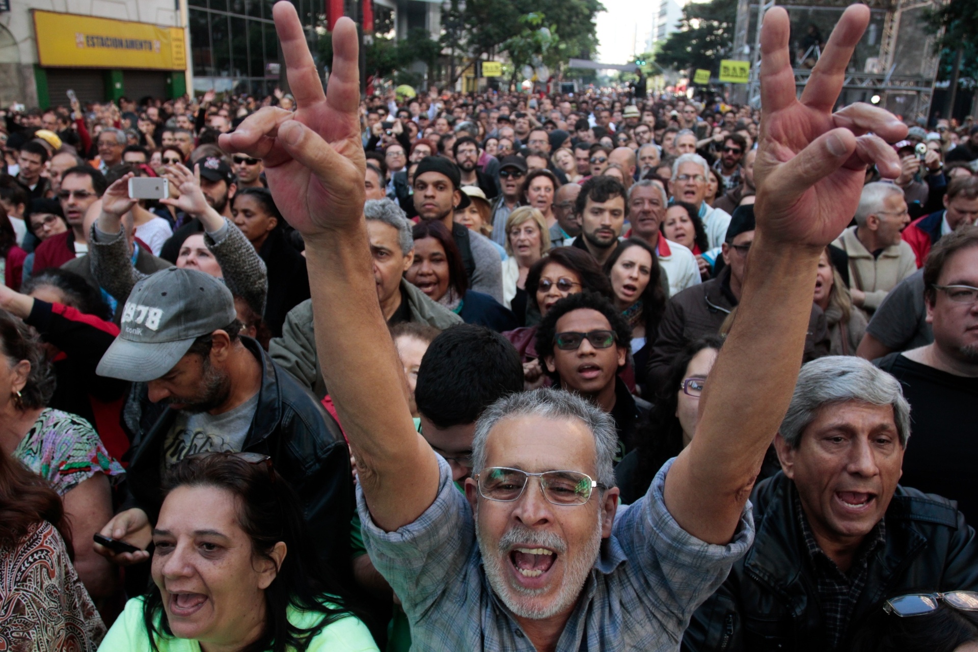21.jun.2015 - Público acompanha apresentação de Erasmo Carlos no palco São João durante a Virada Cultural 2015, no centro de São Paulo - Leonardo Benassatto/Futura Press/Estadão Conteúdo