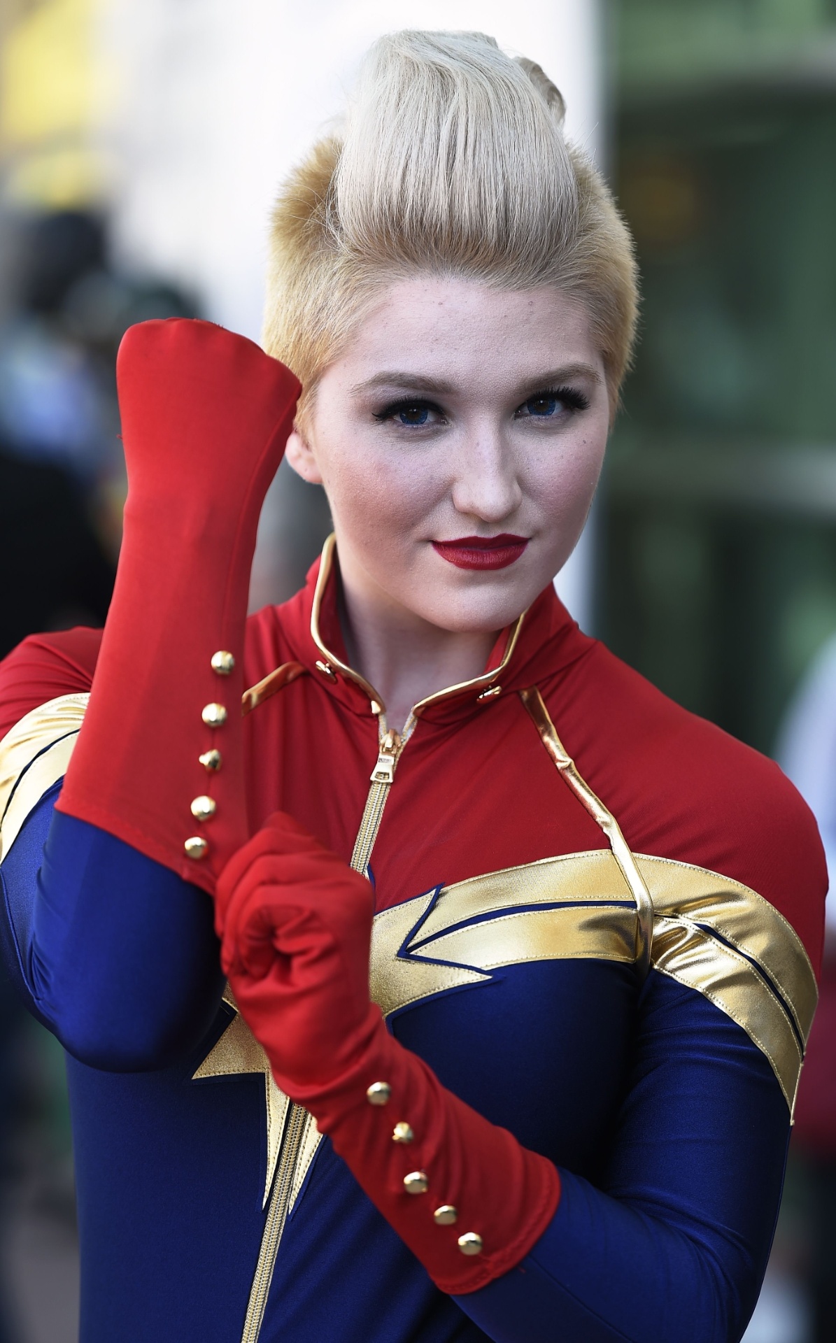 9.jul.2015 - Cosplayer Kay Jay caminha pela San Diego Comic-Con vestida como Capitã Marvel - Robyn Beck/AFP Photo