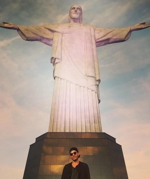 20.set.2015 - Em sua primeira visita ao Brasil, o cantor Adam Lambert conhece o Cristo Redentor no Corcovado, na cidade do Rio de Janeiro, e faz o registro em sua conta do Instagram. De óculos de sol e boné para trás, ele posa para foto nos pés do Cristo. Na legenda, resume o momento com uma única palavra: "Rio"