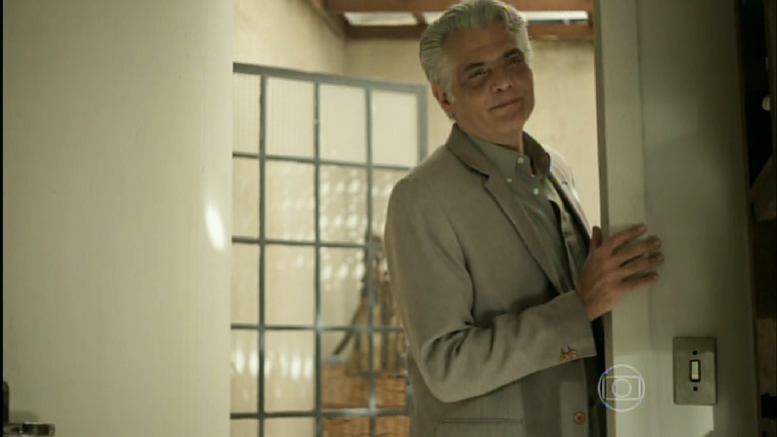 25.set.2015 - Rogério diz para Angel que vai reformar o quarto dela - Reprodução /Globo