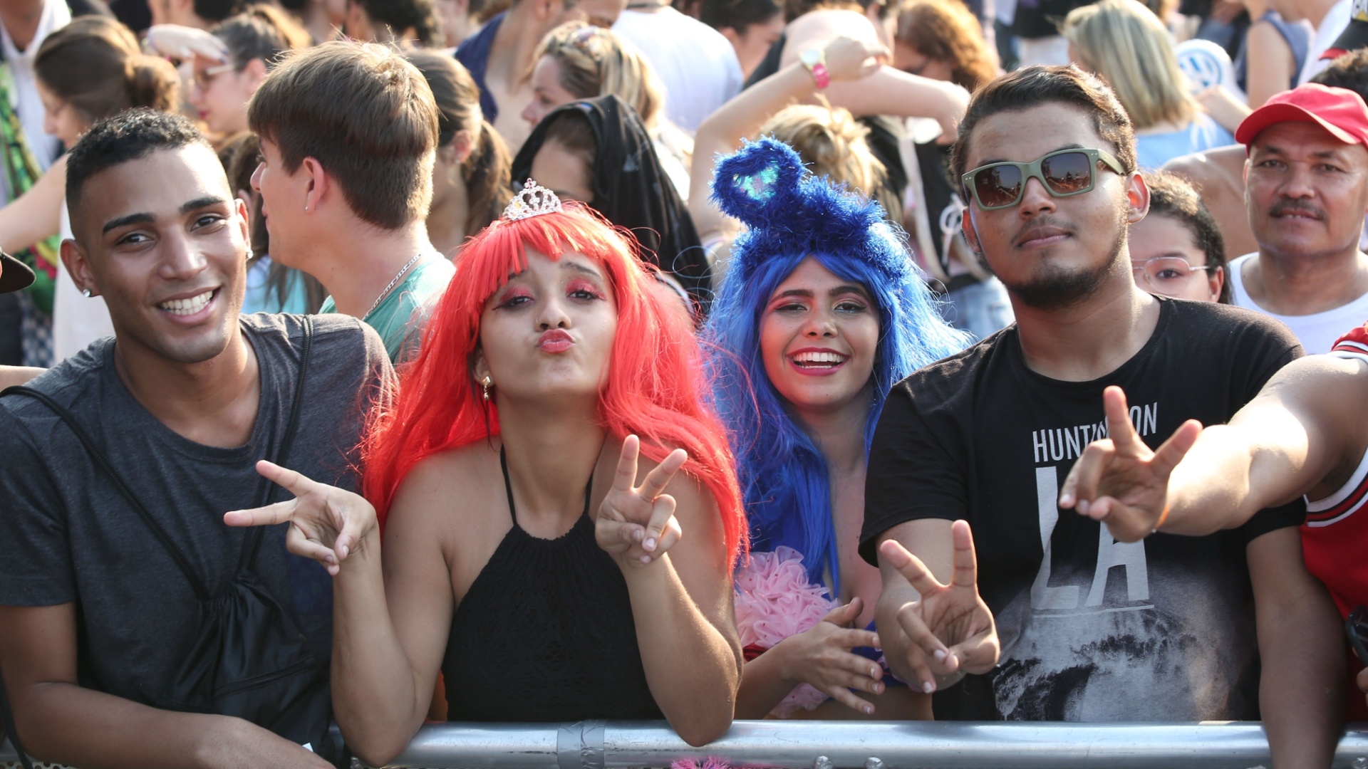 27.set.2015 - Fãs de Katy Perry já estão na grade do palco Mundo, à espera da cantora, que só se apresenta a 0h15. Alguns trouxeram até fraldas, para não perder o lugar. - Marco Antônio Teixeira/UOL