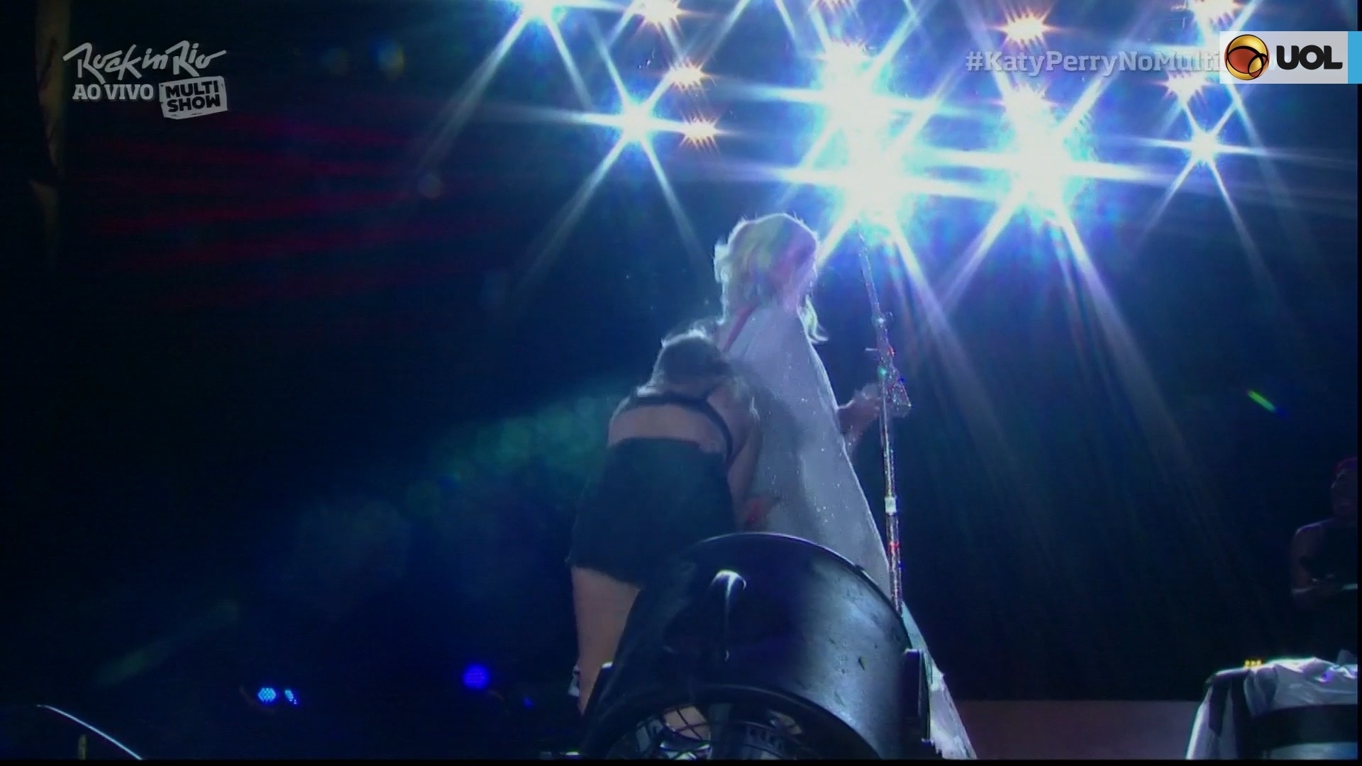 27.set.2015 - Katy Perry chamou uma fã para cima do palco a quem pediu que a ensinasse a falar palavras em português. A cantora ainda recebeu beijos e apertões da fã visivelmente emocionada - Reprodução