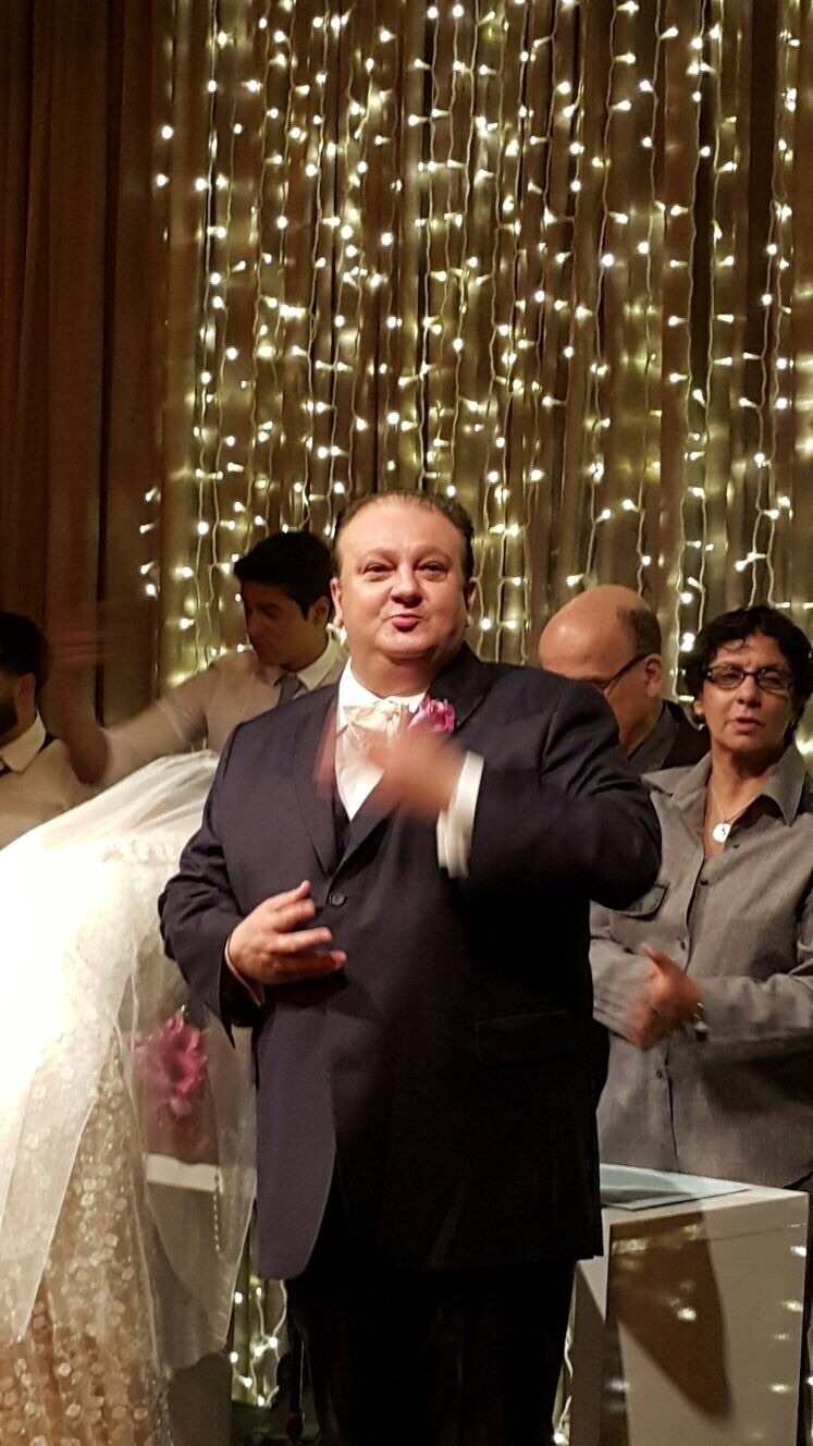 23.out.2015-  Erick Jacquin faz seu tradicional biquinho durante a cerimônia de seu casamento - Divulgação