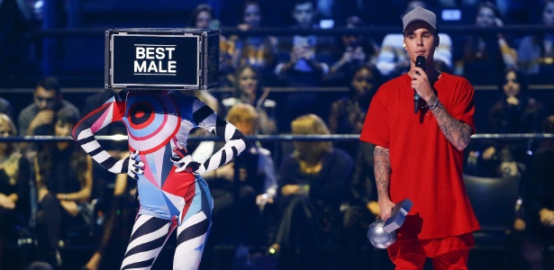 25.out.2015 -  Justin Bieber ganha prêmio de melhor artista masculino no EMA 2015 - Stefano Rellandini/Reuters