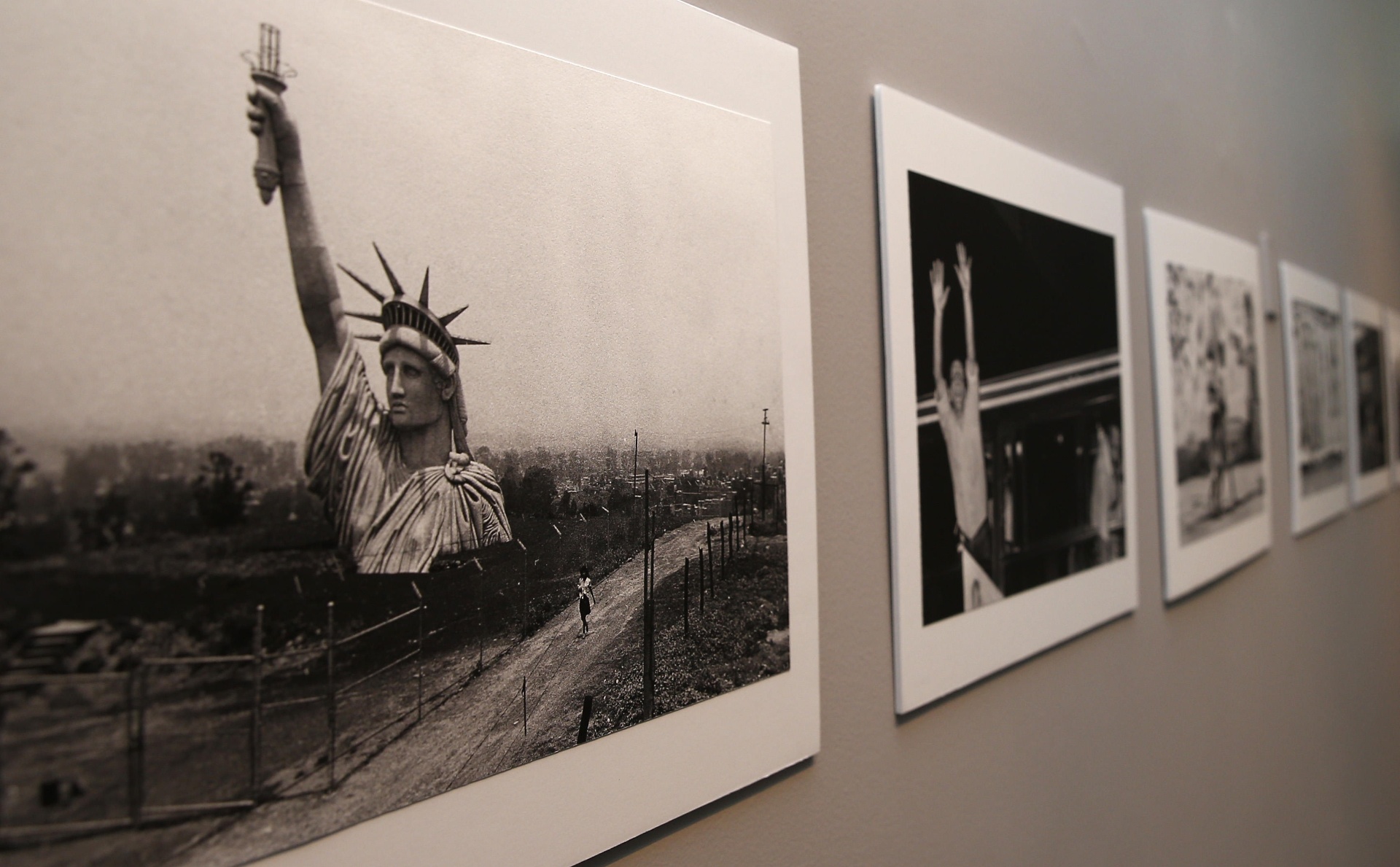 17.nov.2015 - Fotografias de Renzo Gostoli em exposição no Instituto Cervantes, no Rio - Marcelo Sayão/EFE