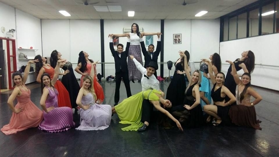 O espetáculo "Danse Avec La Vie" chega aos palcos do Guairinha (rua XV de Novembro, 971, Centro) para única apresentação nesta quarta-feira (9), às 20h30. Vinte bailarinos apresentam o espetáculo, que tem coreografia de Luana Zeglin, em diferentes estilos, passando pelo balé clássico, jazz, dança contemporâneo e street jazz. Os ingressos custam R$ 21 (meia-entrada) e R$ 36 (inteira) e podem ser comprados pelo site www.diskingressos.com.br. Mais informações pelo site www.teatroguaira.pr.gov.br. - Divulgação