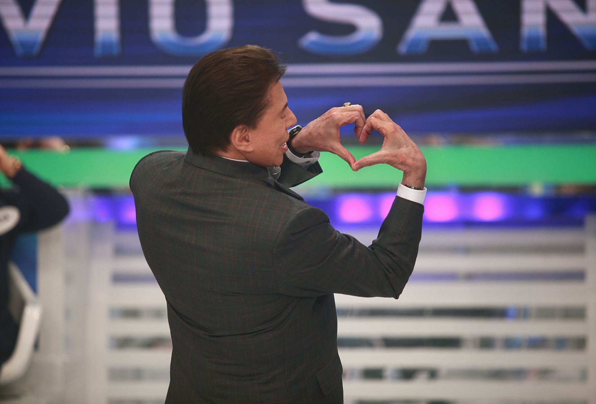 2013 - Silvio Santos faz coraçãozinho com as mãos S2 - Divulgação/SBT