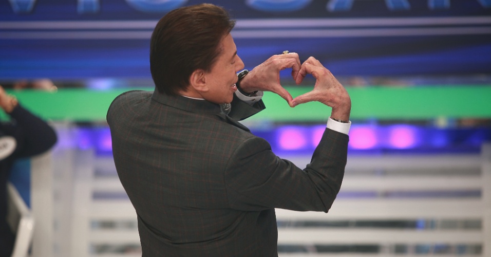 2013 - Silvio Santos faz coraçãozinho com as mãos S2