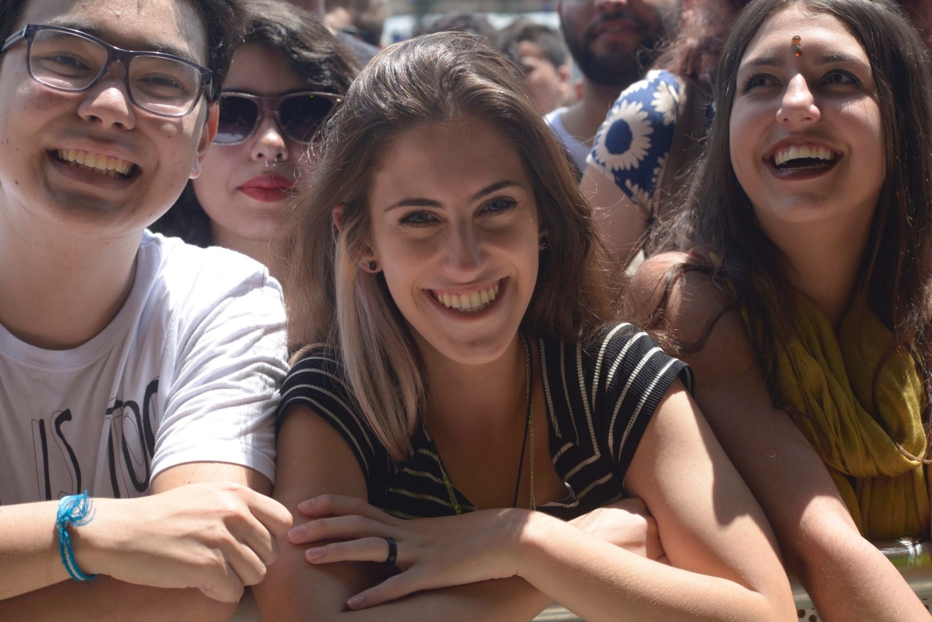 12.mar.2016 - Gatas entre o público do primeiro dia do Lollapalooza Brasil 2016 - Rafael Roncato/UOL