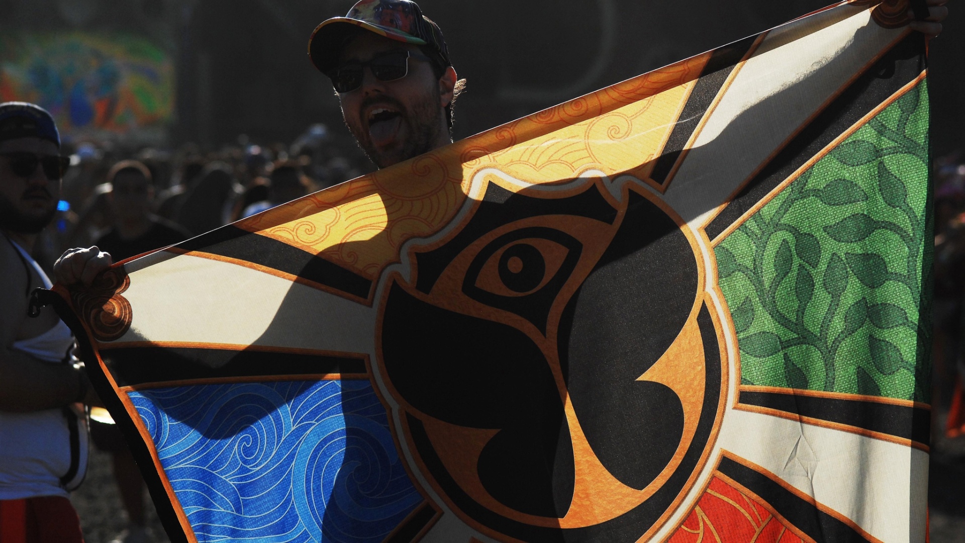 21.abr.2016 - A bandeira do festival é uma das mais usadas pelo público - Reinaldo Canato