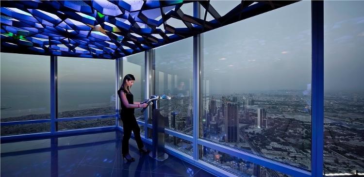 Turista observa a paisagem de Dubai desde o andar número 125 do Burj Khalifa