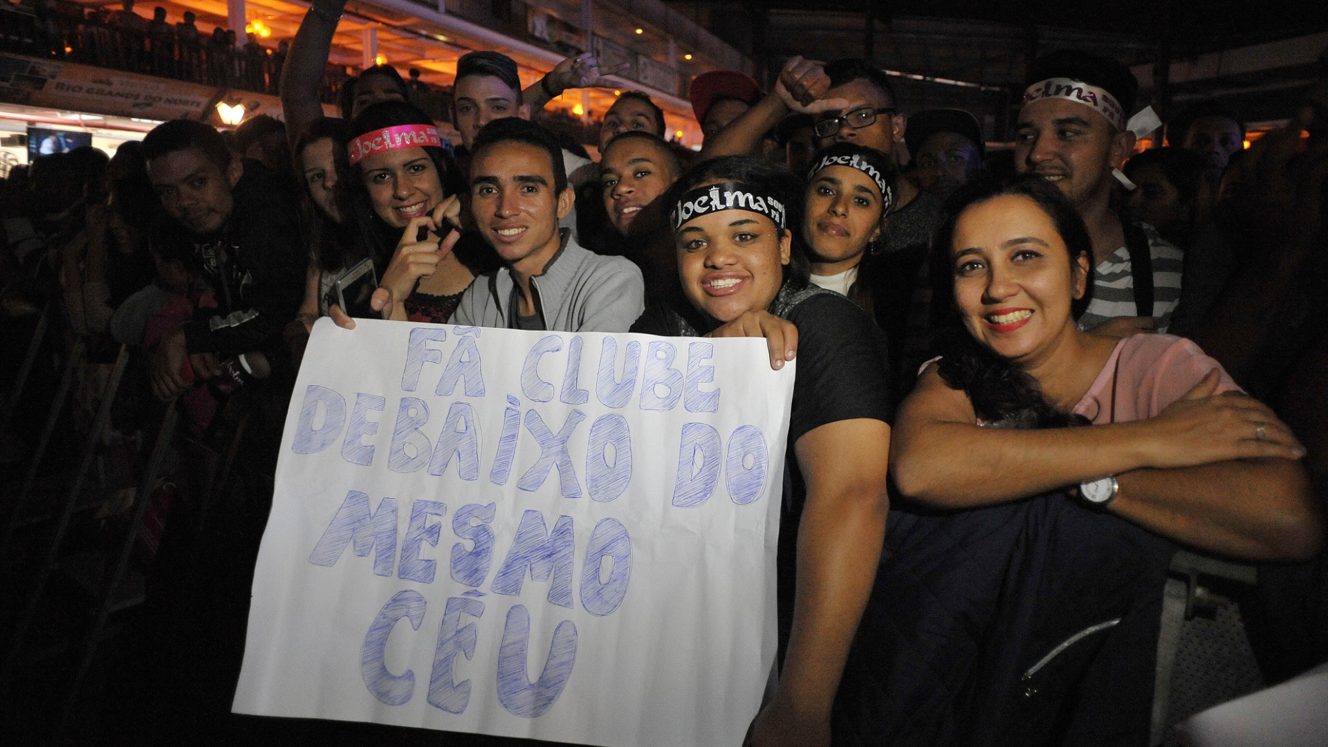 13.mai.2016 - Seguidores de Joelma, os fãs vieram de todos os cantos do Brasil para acompanhar a estreia da carreira solo da cantora em São Paulo. Na foto, fãs de Curitiba que garantiram um lugar na grade - Reinaldo Canato/UOL