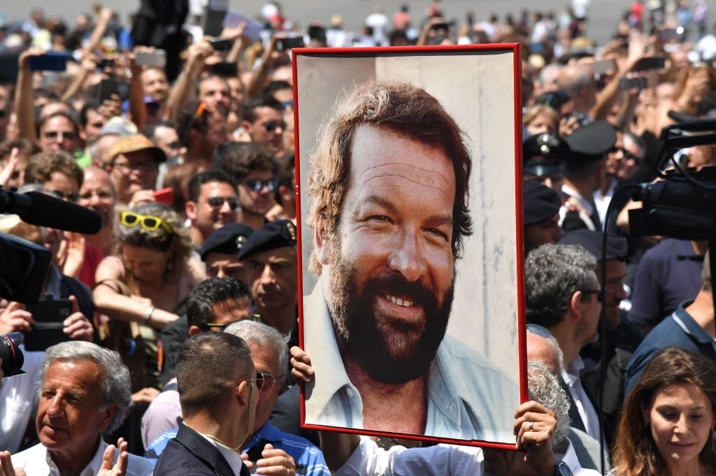 30.jun.2016 - Mulher segura retrato do ator italiano Bud Spencer no velório em frente à Igreja dos Artistas em Santa Maria, em Roma - AFP