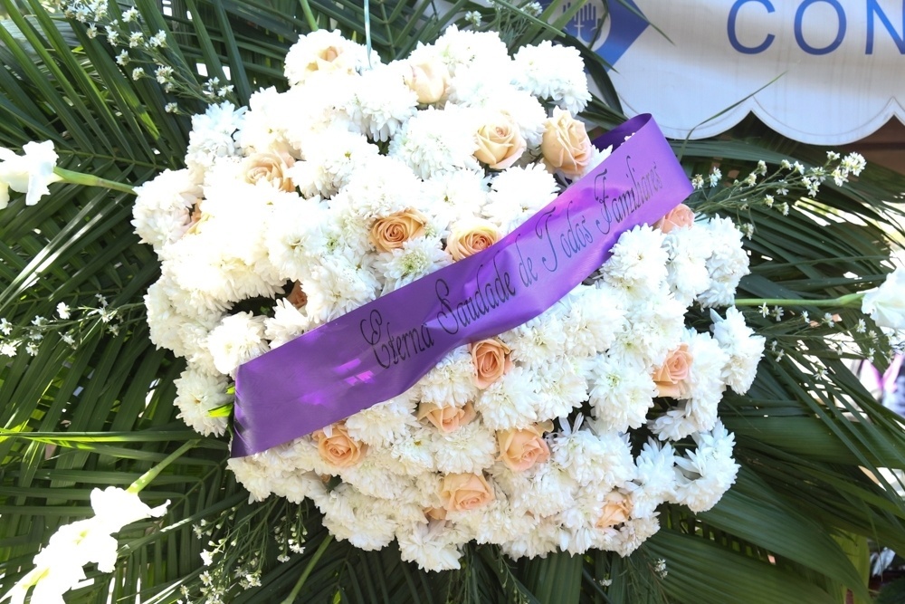 8.jul.2016 - Guilherme Karan é homenageado com coroa de flores de seus familiares - Roberto Filho/Brazil News