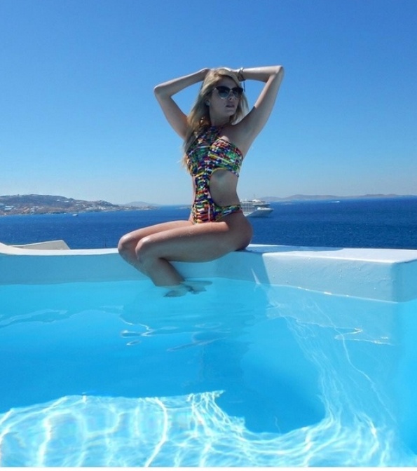 5.set.2016- Bárbara Evans aproveita férias em Mikonos, na Grécia. Ela viajou acompanhada do namorado, o empresário Antonio Villarejo, e de amigos - Reprodução/Instagram