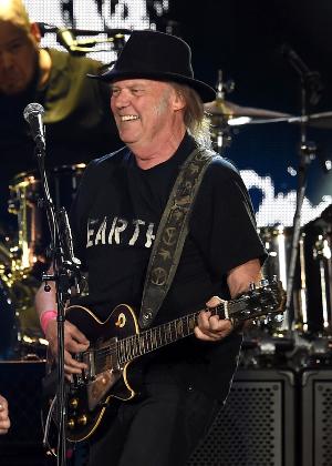 8.out.2016 - Neil Young abriu o segundo dia do festival Desert Trip, no Empire Polo Field, em Indio, na Califórnia. Ele também voltou ao palco mais tarde, durante o show de Paul McCartney - Kevin Winter/Getty Images - Kevin Winter/Getty Images
