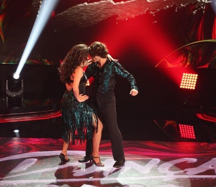 Brenno e Rachel Drodowsky apostaram numa coreografia mais colada e sensual Os dois festejaram bastante a classificação da dupla que tinha empatada com Sidney Magal e Camila Lobo - Reprodução/Gshow/Carol Carminha