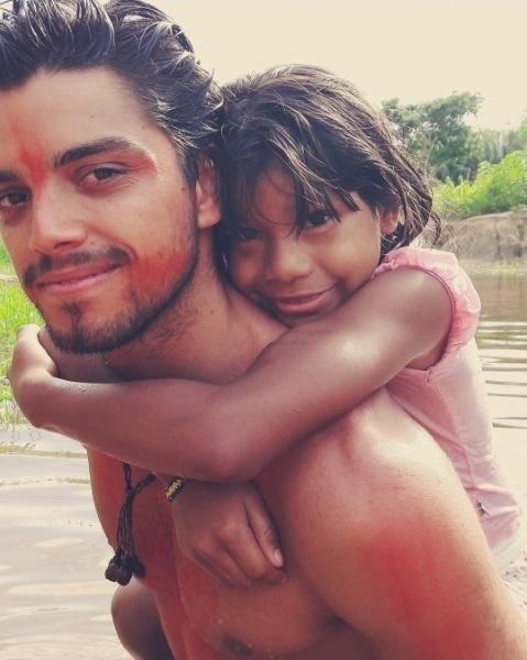 Elenco de "Novo Mundo" faz laboratório em tribo indígena: Rodrigo Simas na aldeia Parkatêjê, no Pará - Reprodução/Instagram/simasrodrigo