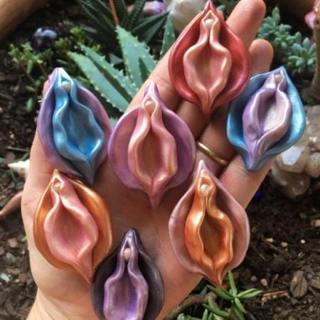A designer desenvolveu um colar de vagina - Reprodução/Instagram