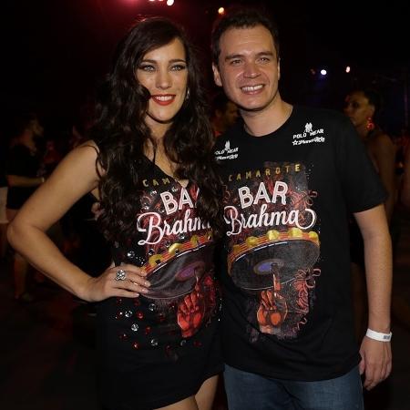 A atriz Adriana Birolli com o marido, Alexandre Contini, em camarote no Anhembi - Cláudio Augusto/Brazil News