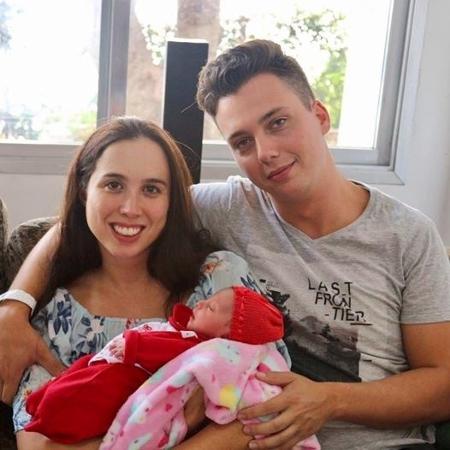 Yara e Júlio posam com a pequena após ela sair do hospital - Reprodução/Facebook