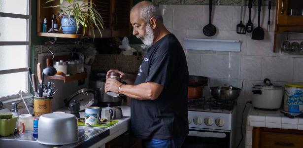 O escritor cubano Leonardo Padura prepara cafÃ© em sua casa no bairro rural de Mantilla, em Havana