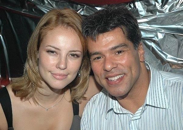 Robson e Rakelli viviam um romance de muito fogo e paixão em "Beleza Pura" (2008). E não é que a química dos atores Marcelo Faria e Isis Valverde deu tão certo na telinha, que o casal acabou levando o romance para a vida real ! Foram muitas idas e vindas, brigas e reconciliações calientes até que a separação aconteceu em pleno Carnaval de 2009 na Praia de Jurerê Internacional, em Florianópolis - UOL