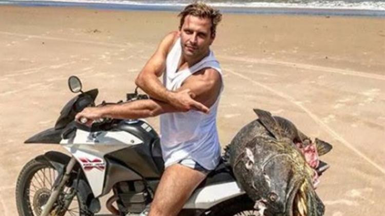 Henri Castelli em foto polêmica com um peixe mero, ameaçado de extinção - Reprodução - Reprodução