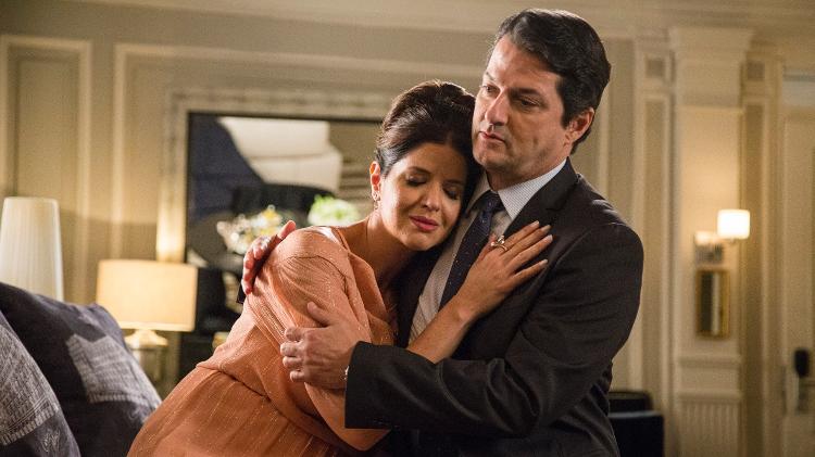 Malagueta (Marcelo Serrado) conforta Maria Pia (Mariana Santos) em "Pega Pega" - Marilia Cabral/TV Globo - Marilia Cabral/TV Globo