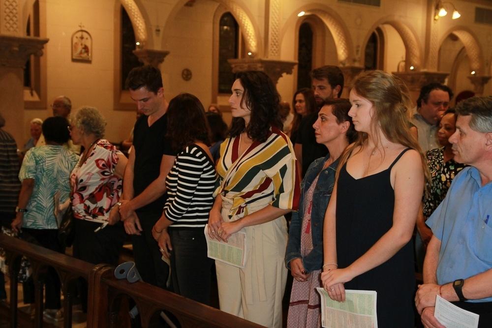 Filhos de Marcelo Rezende choram em missa de sétimo dia do jornalista, nesta sexta-feira (22), em São Paulo - Amauri Nehn/Brazil News