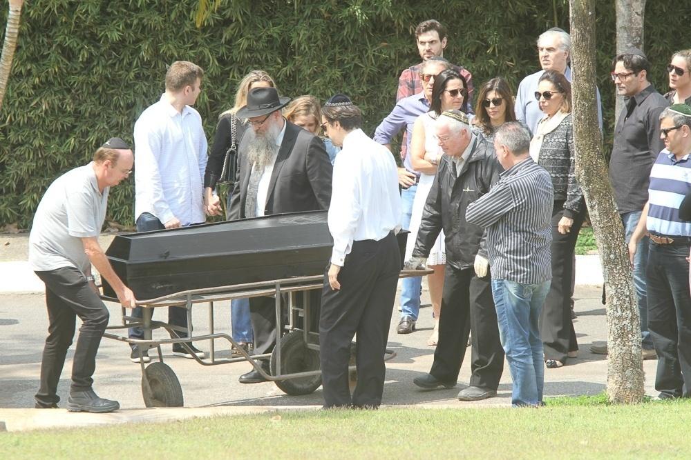 Pai do ator Luciano Szafir e avô de Sasha Meneghel, Gabriel Szafir foi enterrado neste domingo (24) no cemitério israelita do Butantã, em São Paulo. Luciano Szafir e Beth Szafir prestaram suas últimas homenagens - Amauri Nehn/Brazil News